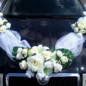 белая лента с пионами на свадебную машину