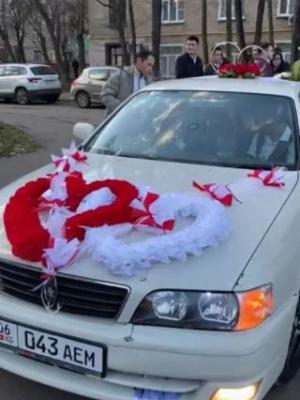 сердца на капот свадебной машины и лента с бантиками