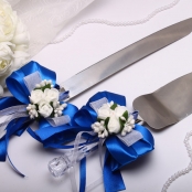 нож и лопатка для свадебного торта с букетами 