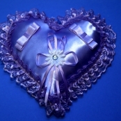 фиолетовая подушечка для колец на свадьбу