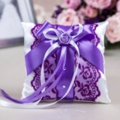 свадебная подушечка фиолетовая с кружевом