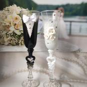 классические свадебные бокалы жених и невеста фото
