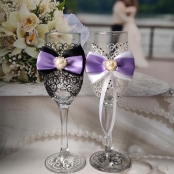 свадебные бокалы с сиреневыми бантами жених и невеста