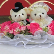 мишки на машину с кольцами и розовыми розами купить