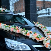 цветы на капот свадебной машины фото персиковые