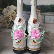 мятно-розовое украшение на свадебное шампанское с цветком и лентами
