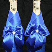 синее украшение на свадебное шампанское фото